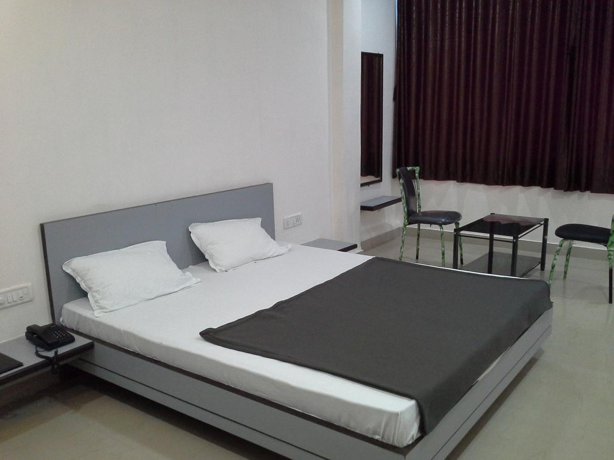 Galaxy Vaibhav Hotel Vasai Buitenkant foto
