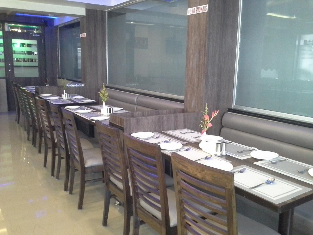 Galaxy Vaibhav Hotel Vasai Buitenkant foto