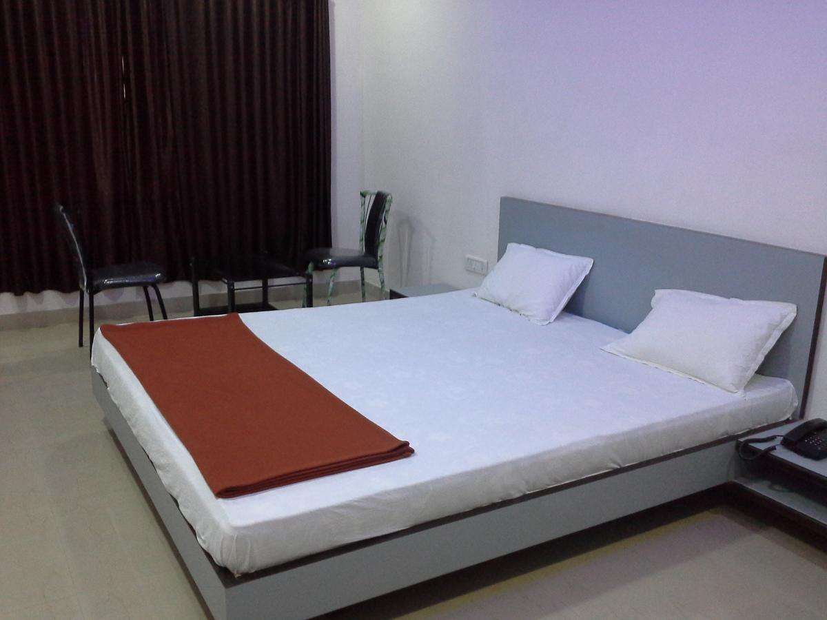 Galaxy Vaibhav Hotel Vasai Buitenkant foto