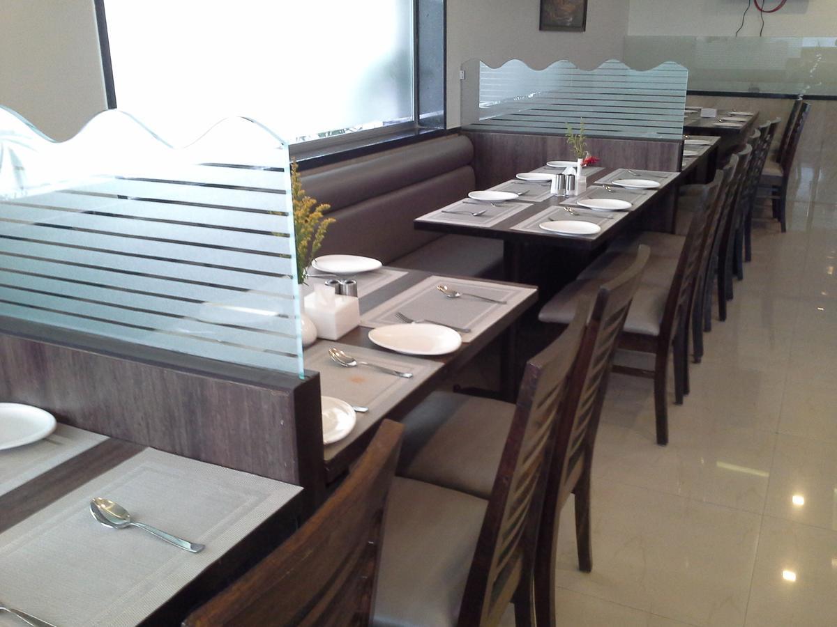 Galaxy Vaibhav Hotel Vasai Buitenkant foto