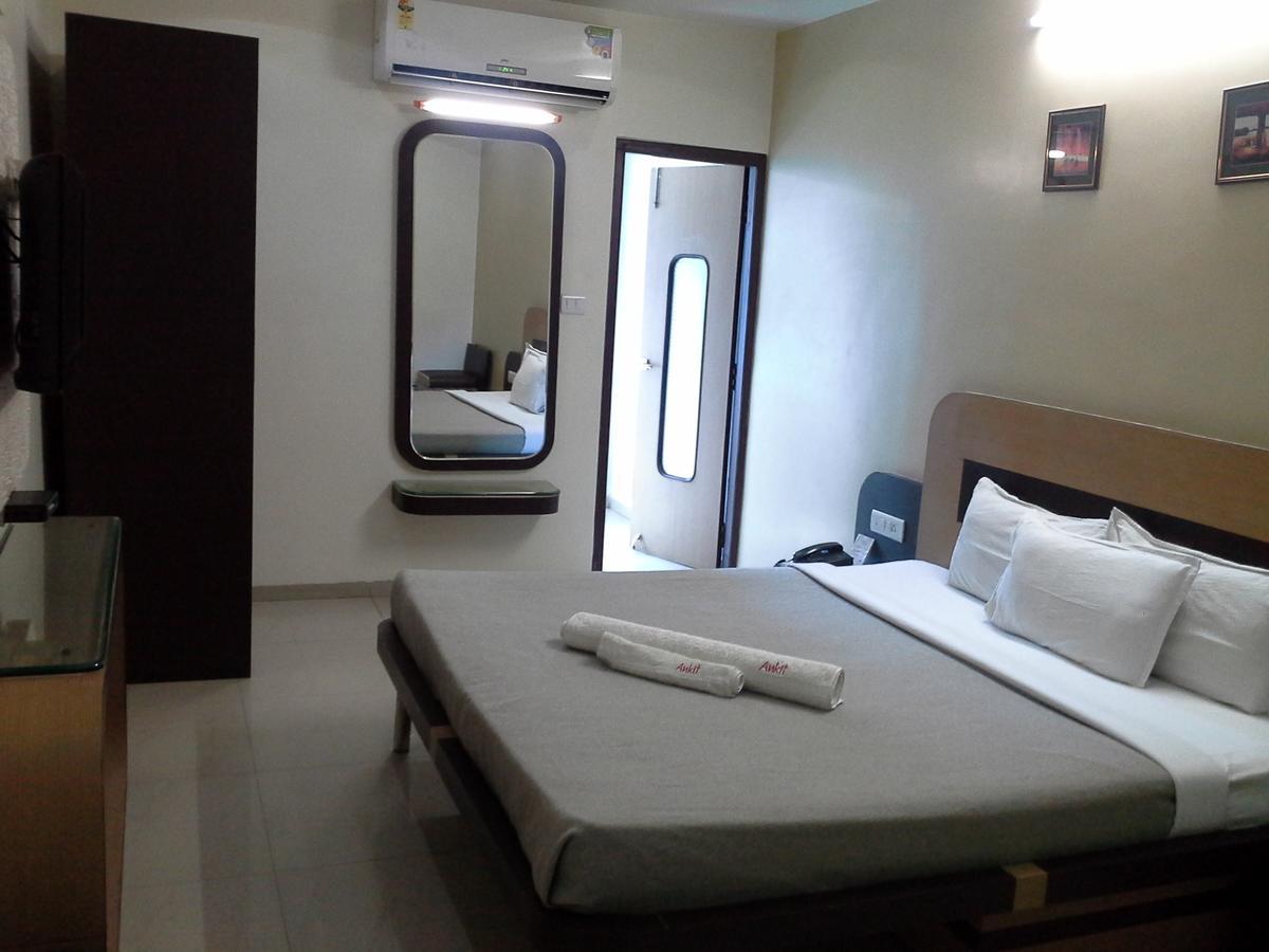 Galaxy Vaibhav Hotel Vasai Buitenkant foto